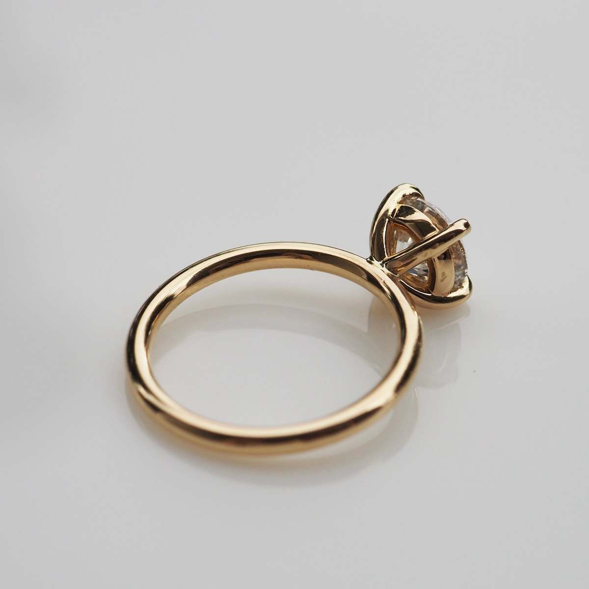 Stunning 1 CT Round Moissanite Engagement Ring with Solitaire Design