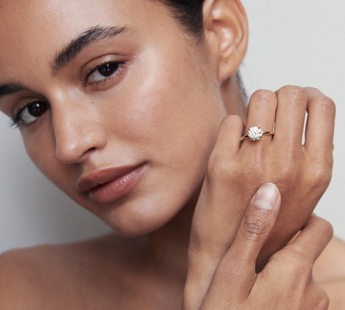 Stunning 1 CT Round Moissanite Engagement Ring with Solitaire Design