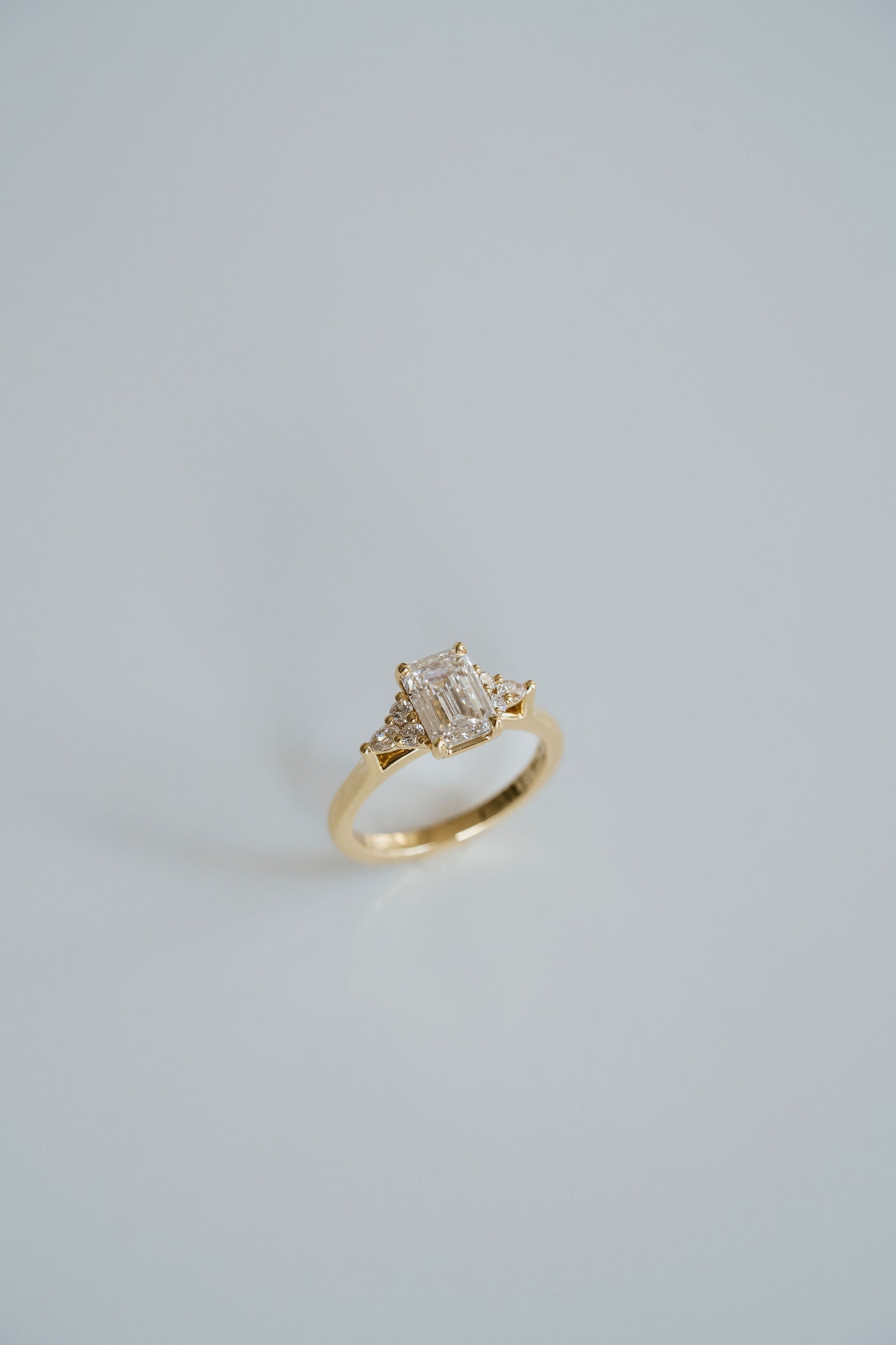 3.0 CT Elongated Cushion Solitaire Lab Grown Diamond Engagement Ringt