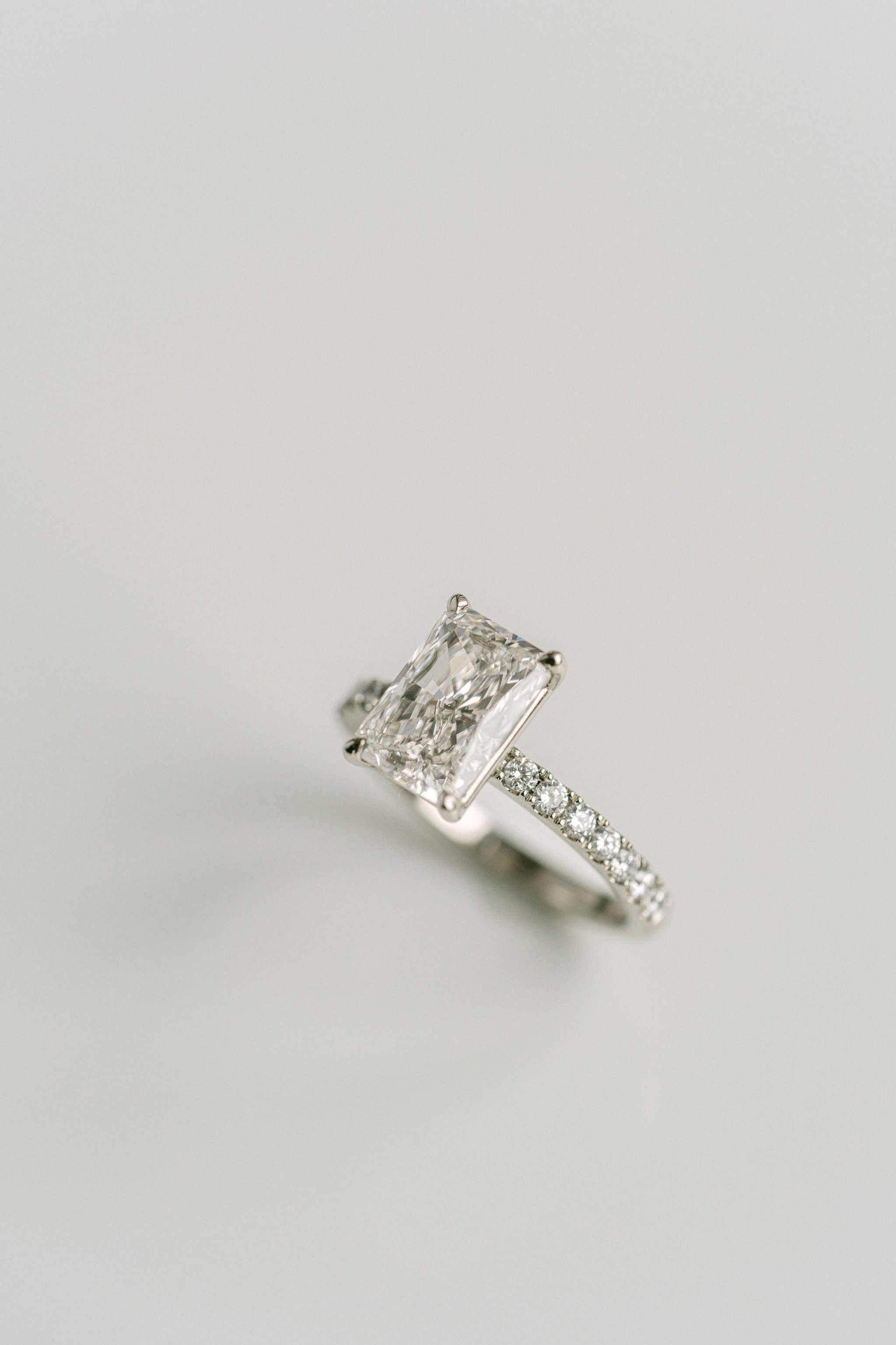 3.0 CT Elongated Cushion Solitaire Lab Grown Diamond Engagement Ringt