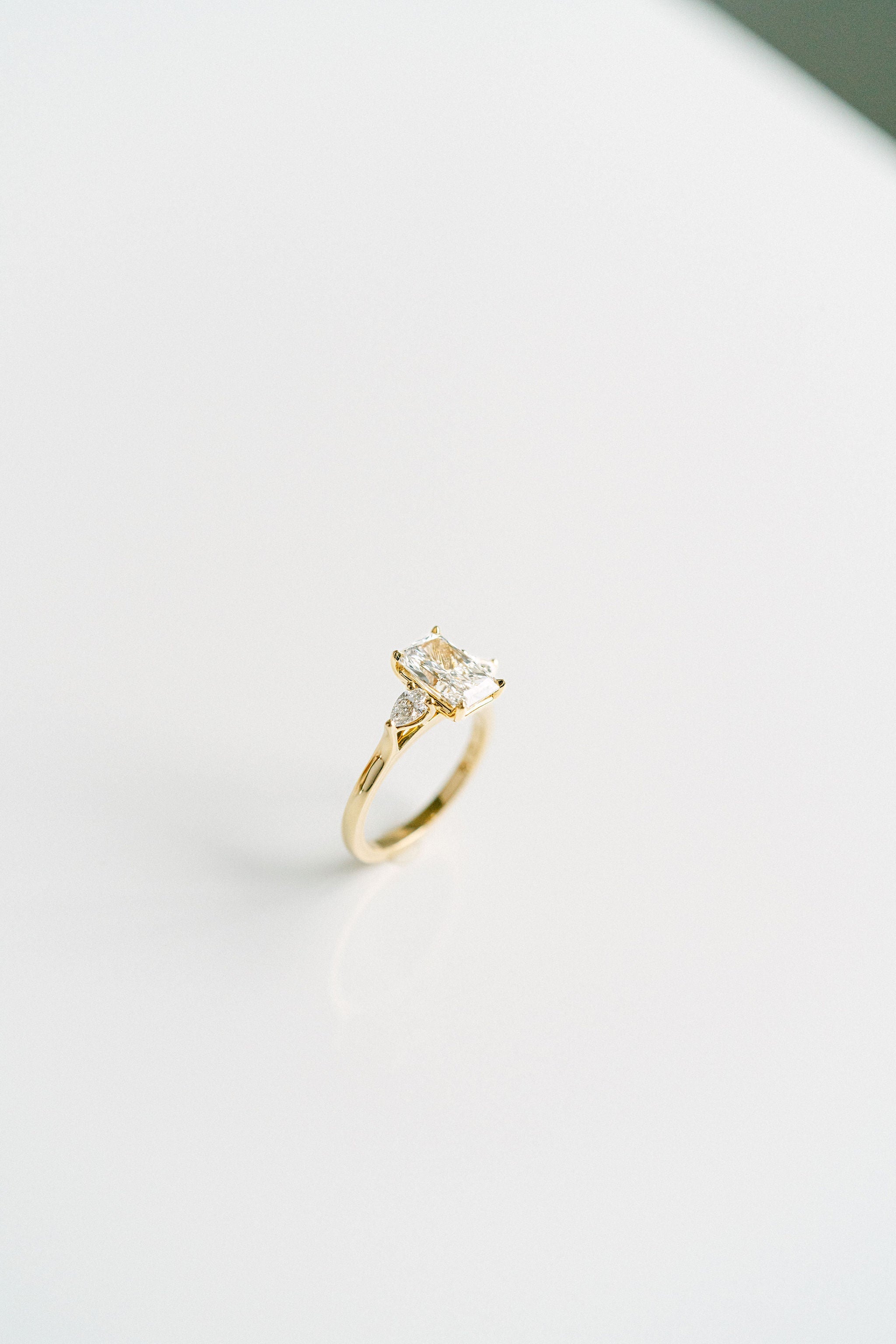 3.0 CT Elongated Cushion Solitaire Lab Grown Diamond Engagement Ringt
