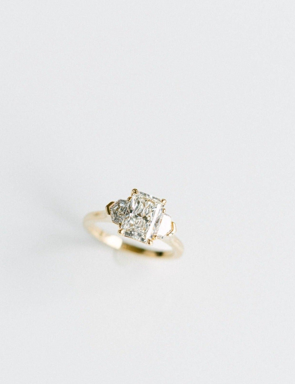 3.0 CT Elongated Cushion Solitaire Lab Grown Diamond Engagement Ringt