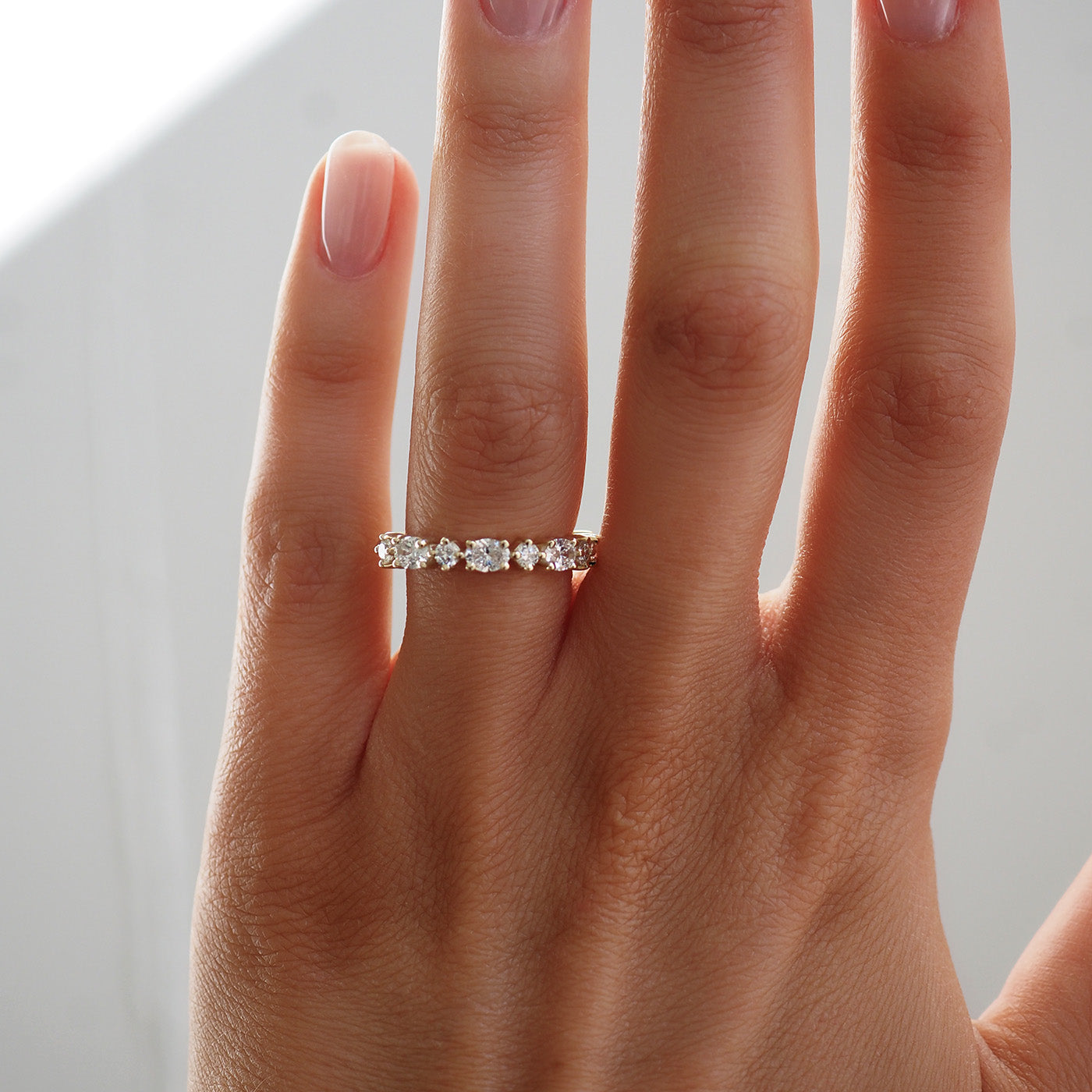 Stunning 0.85 TCW Round & Oval Moissanite Stones Alternate Wedding Bands