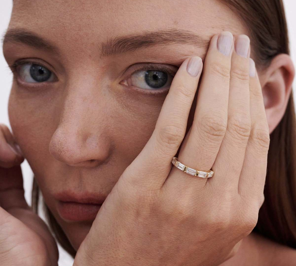 Stunning 1.75 TCW Emerald Moissanite Stones Bar Wedding Bands