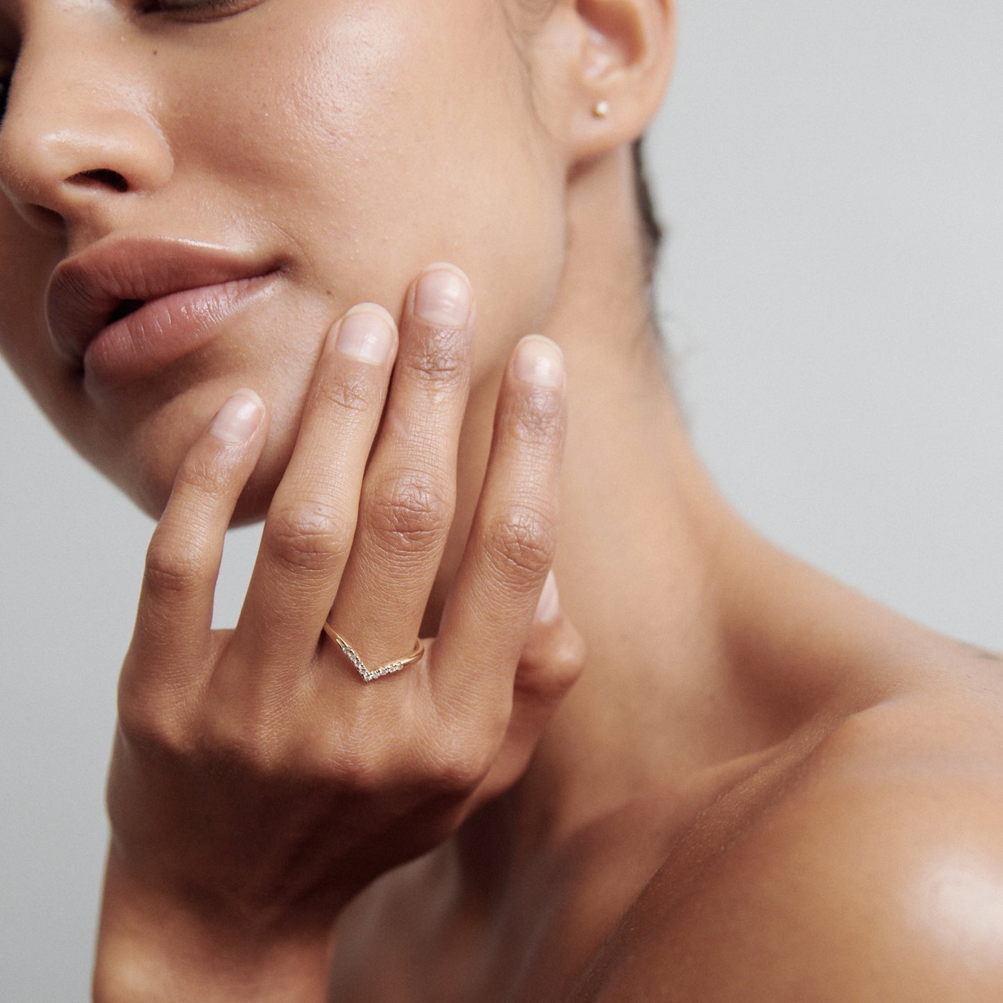 Stunning 0.10 TCW Round Moissanite Stones V-Shaped Wedding Bands