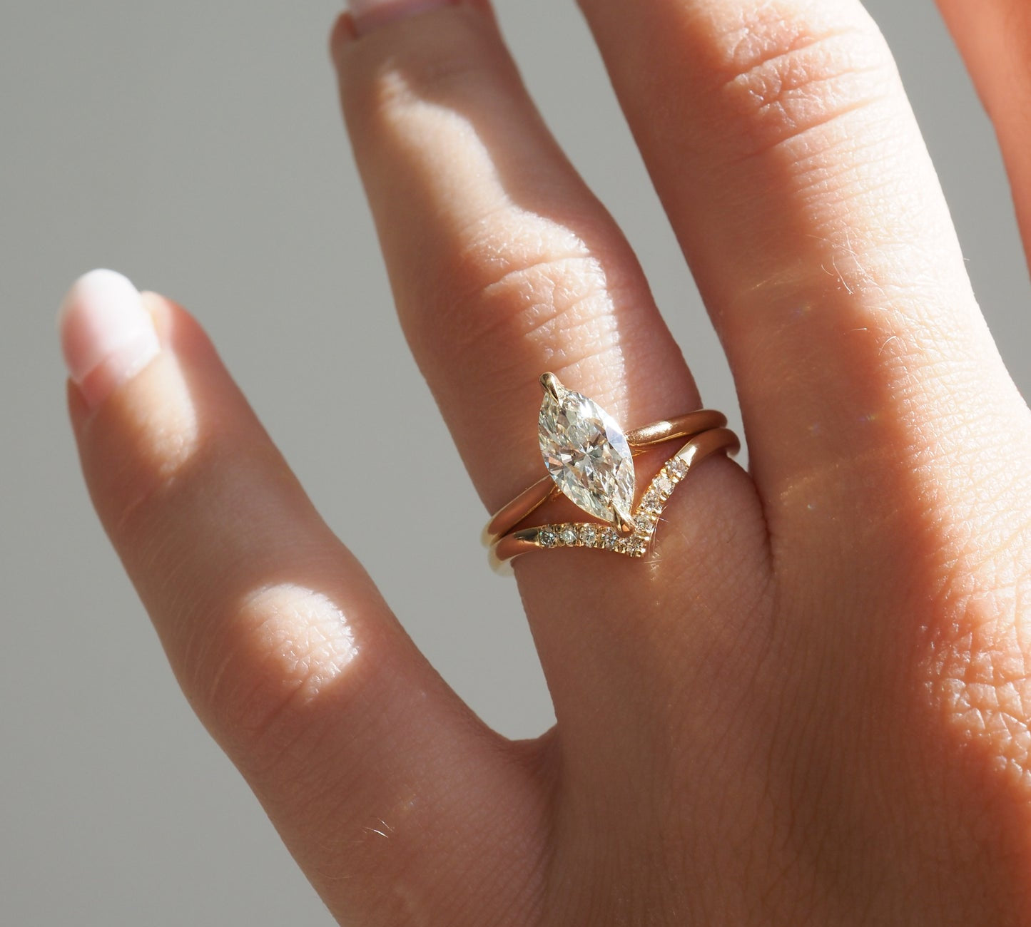 Stunning 0.10 TCW Round Moissanite Stones V-Shaped Wedding Bands