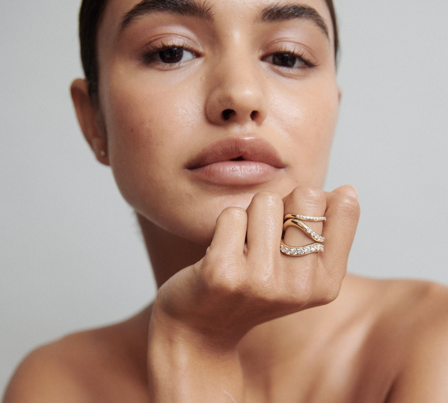 Stunning 0.4 TCW Round Moissanite Stones Curved Wedding Band