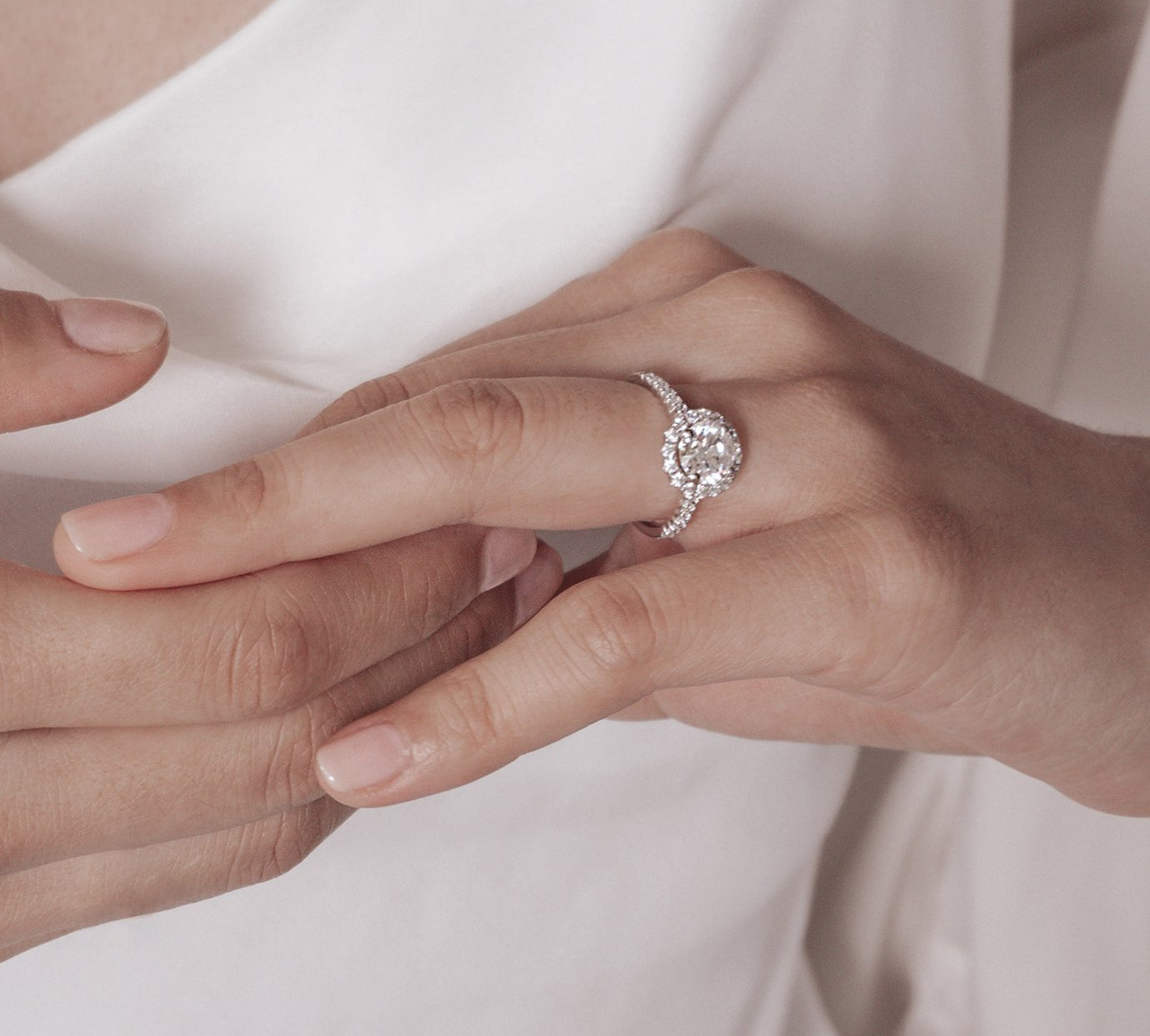 1.0 CT Round Shaped Moissanite Halo Engagement Ring 2