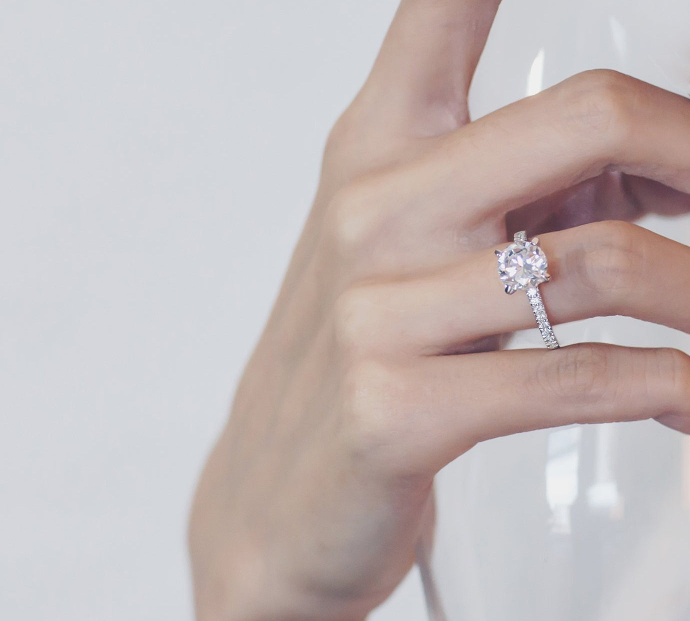 2.0 CT Round Shaped Moissanite Solitaire Engagement Ring 3