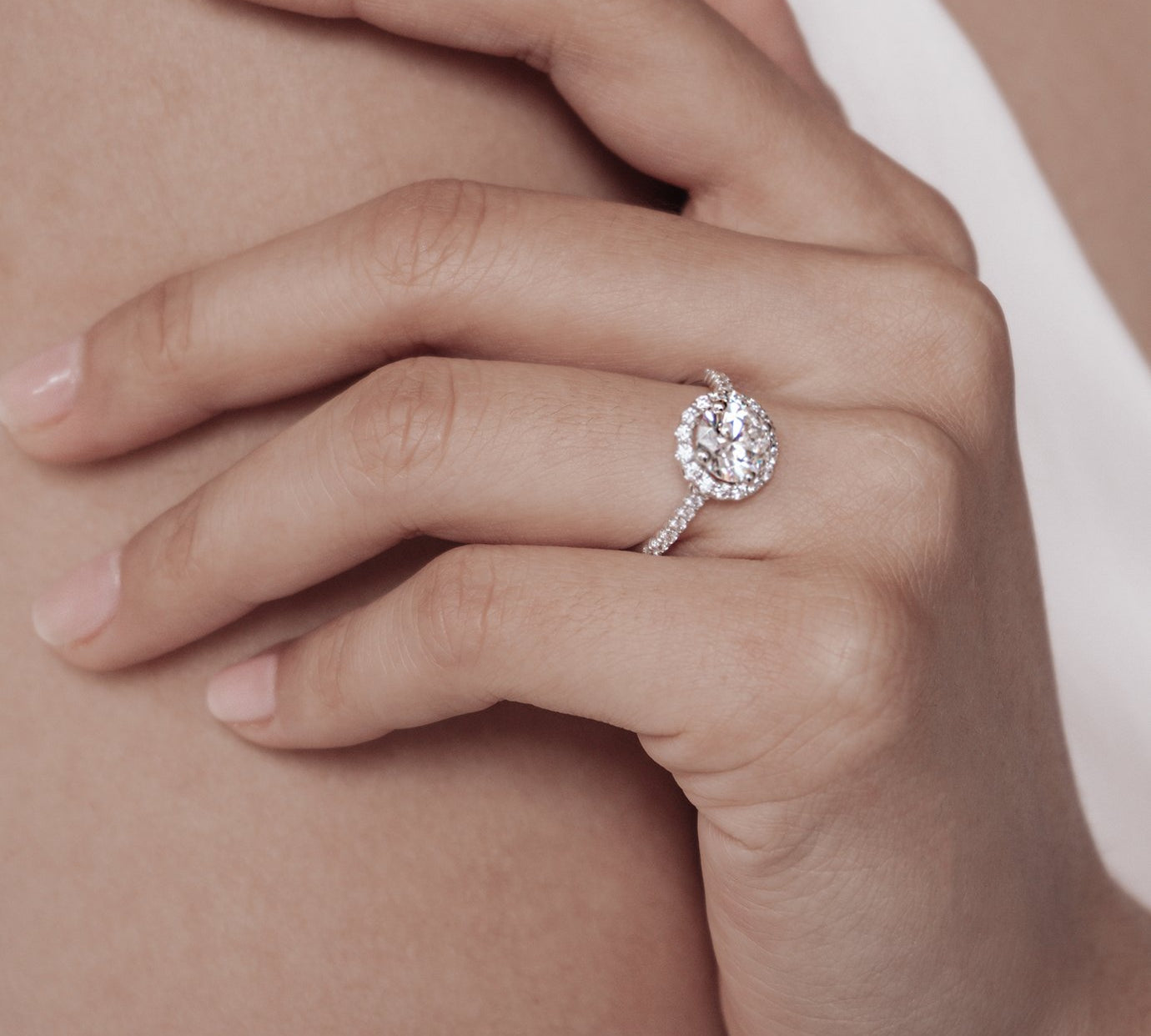 1.0 CT Round Shaped Moissanite Halo Engagement Ring 2