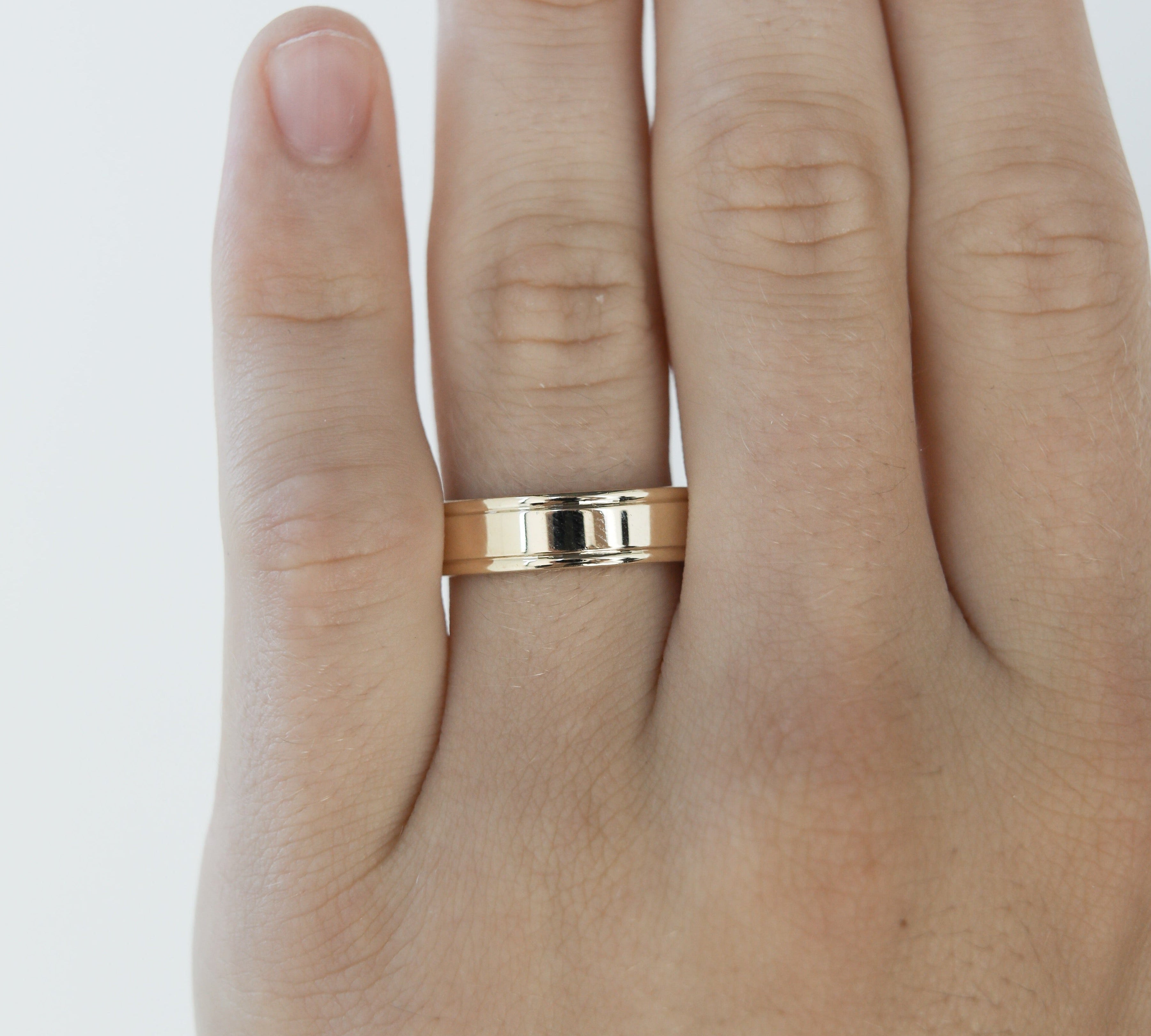 High-Polish Finish Regular Yellow Gold Men's Band 2