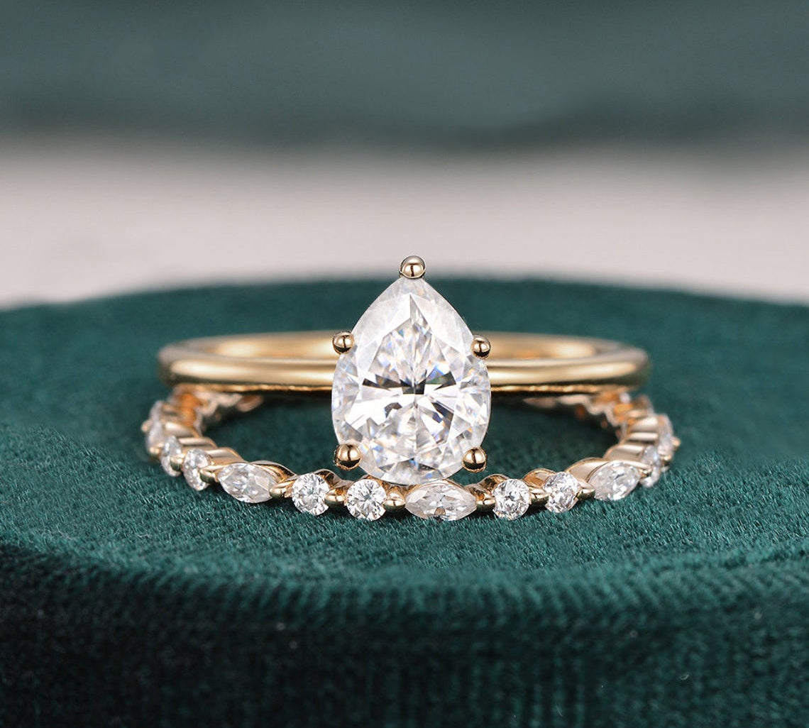 1.0 CT Pear Cut Solitaire Moissanite Bridal Ring Set 3