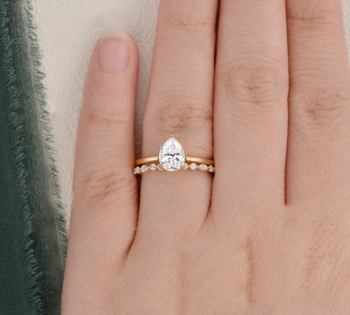 1.0 CT Pear Cut Solitaire Moissanite Bridal Ring Set 2