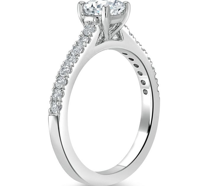 0.75 CT Round Cut Solitaire Moissanite Engagement ring 3