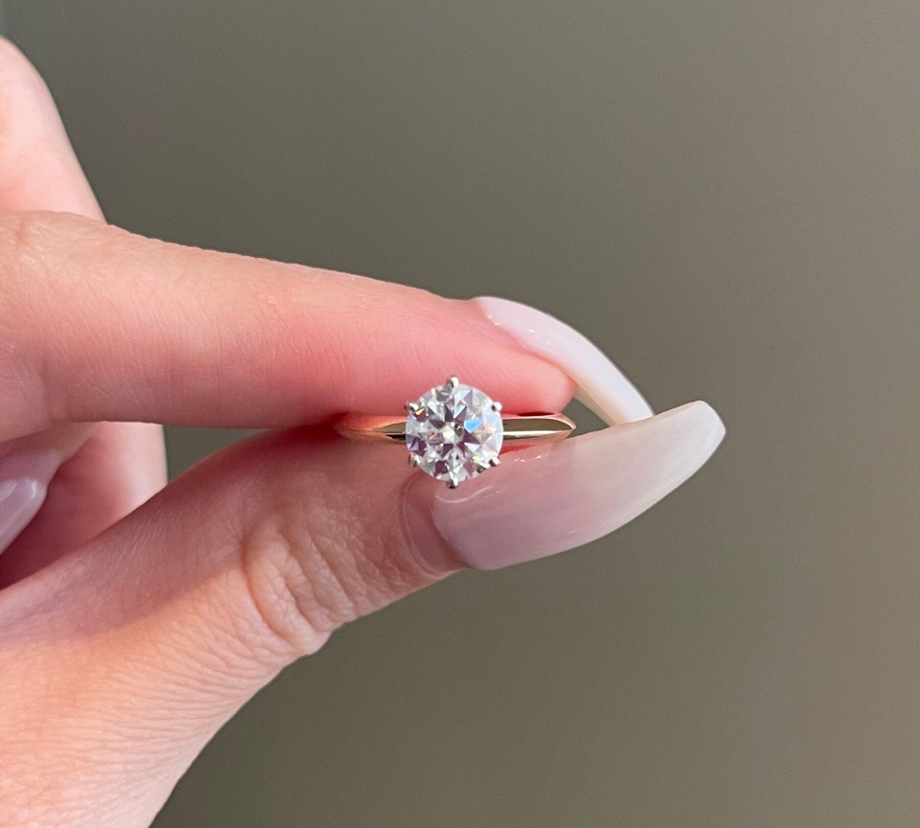 1.0 CT Round Shaped Moissanite Solitaire Engagement Ring 1