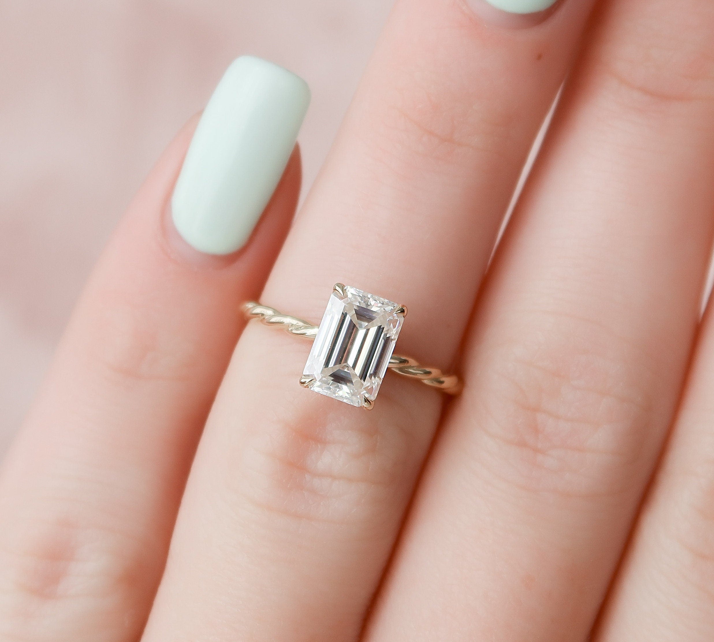 2.0 CT Emerald Twisted Band & Solitaire Moissanite Engagement Ring 3